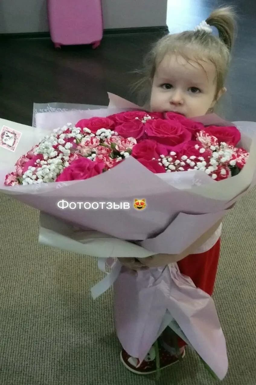 Ребёнок с букетом цветов